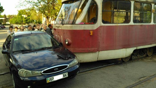 В центре Запорожья трамвай протаранил Форд