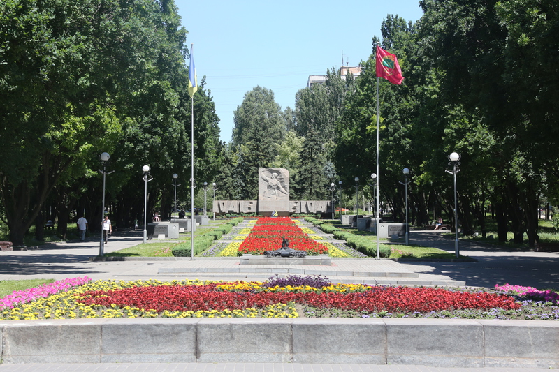 Запорожские коммунальщики высадят на Аллее Боевой Славы 18 тысяч цветов