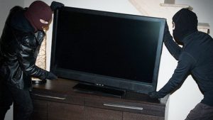 Патрульная полиция задержала вора, когда тот нес на себе украденный телевизор