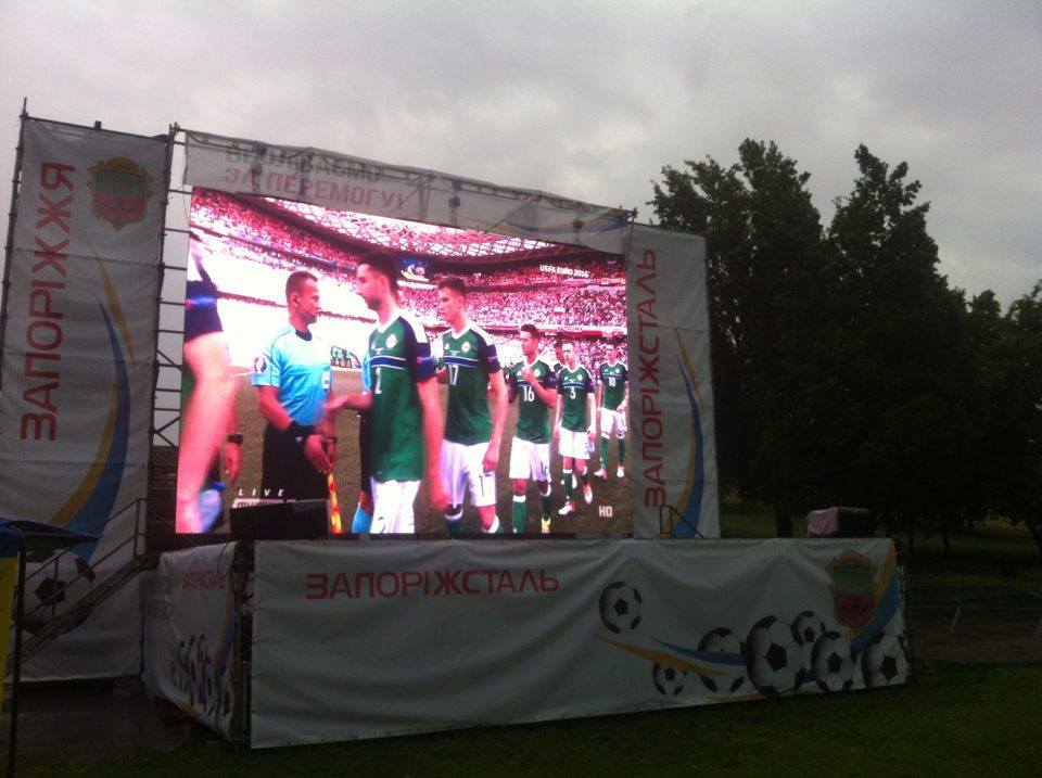 Дождь футболу не помеха: запорожская фан-зона готова к трансляции матча Украина – Германия