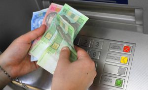 Пример для подражания: Жительница Бердянска нашла в банкомате деньги и отнесла их в банк