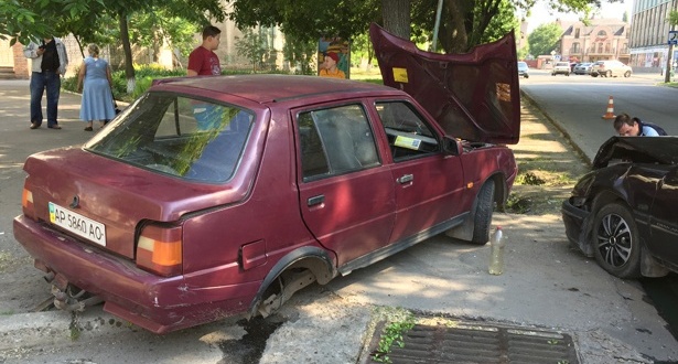 Подробности ДТП в Бердянске: Удар был настолько сильным, что у Славуты поотлетали колеса - ФОТО