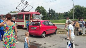 В центре Запорожья блондинка на иномарке парализовала движение трамваев