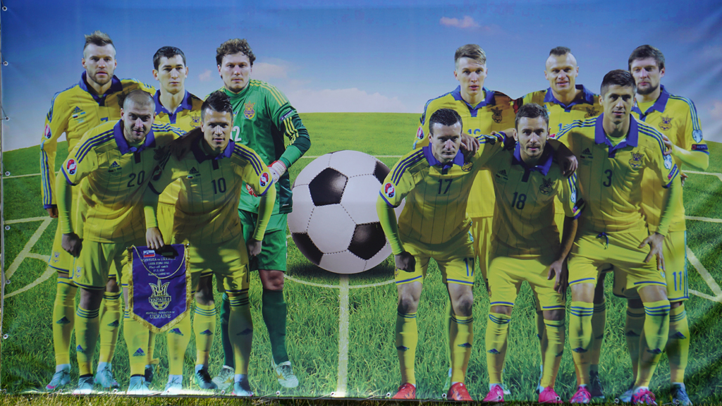 На запорожской фан-зоне можно сфотографироваться со сборной Украины по футболу - фотофакт
