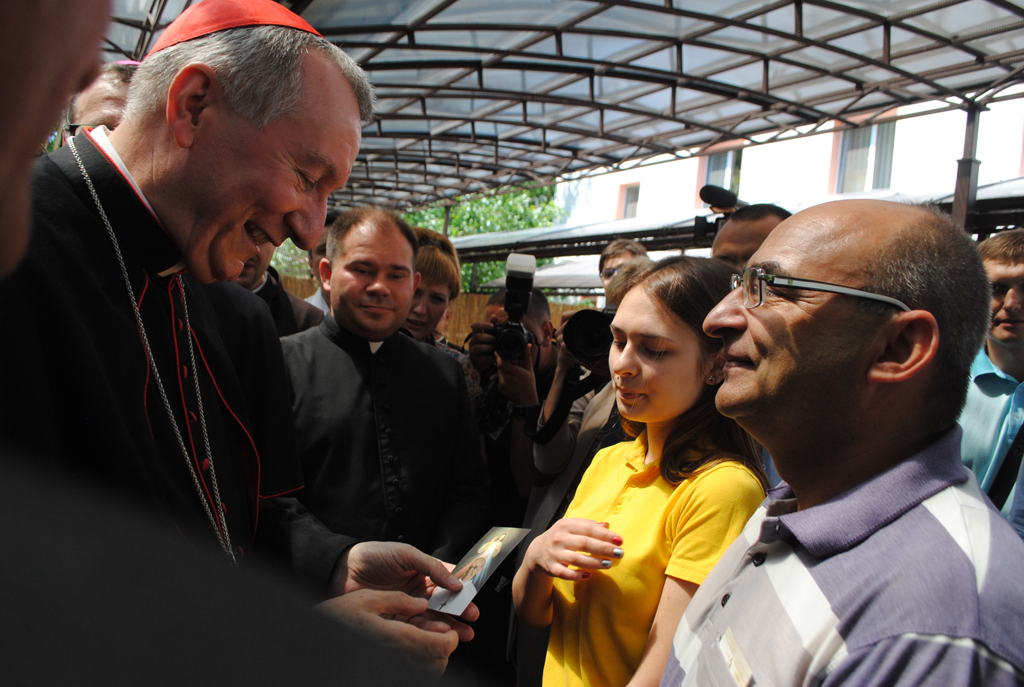 Госсекретарь Ватикана Паролин пообщался с переселенцами и передал благословение от Папы Римского