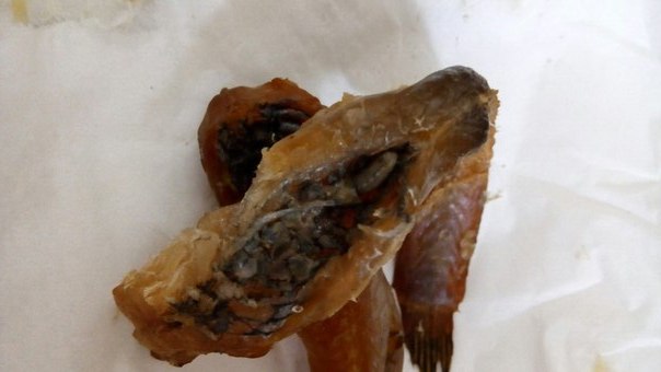 В запорожском супермаркете продают рыбу с червями