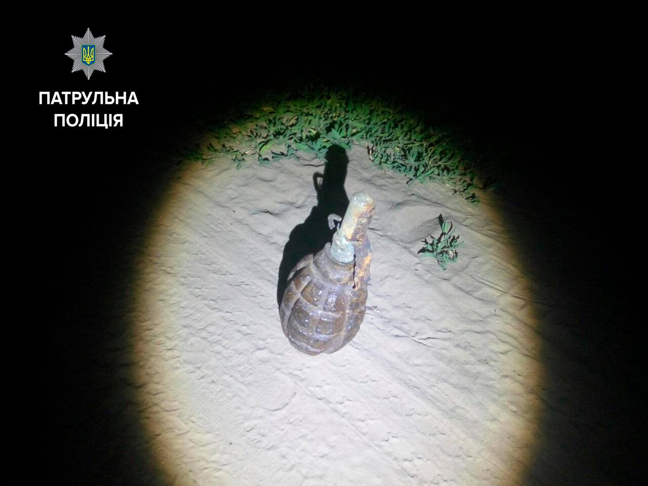 Запорожцы обнаружили гранату на дороге в Днепровском районе