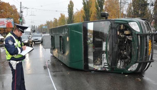 В Мелитополе легковушка протаранила маршрутку - микроавтобус перевернулся