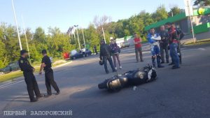 В сети опубликовали фото аварии легковушки и мотоцикла в Шевченковском районе