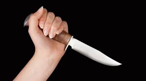 От любви до ненависти: Женщина пырнула ножом собутыльника