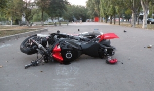В Запорожской области мотоциклист сбил 15-летнюю девушку