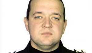 Полиция Запорожья разыскивает хулигана, который похитил мемориальную табличку Героя Украины