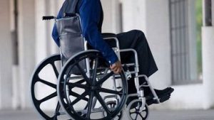 В Запорожье ограбили парня на инвалидной коляске
