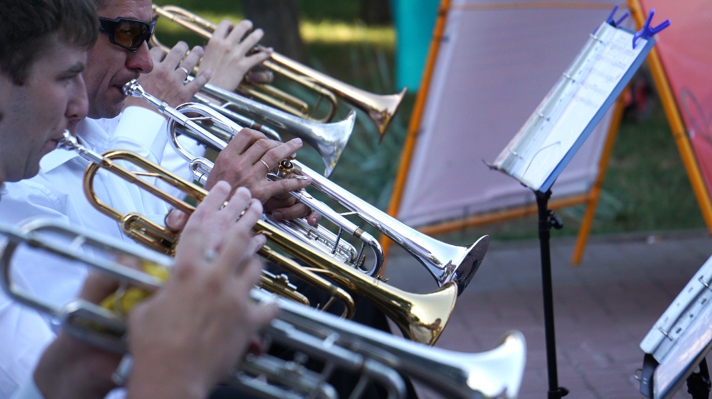 В ритме вальса: Запорожский духовой оркестр дал бесплатный концерт в центре города