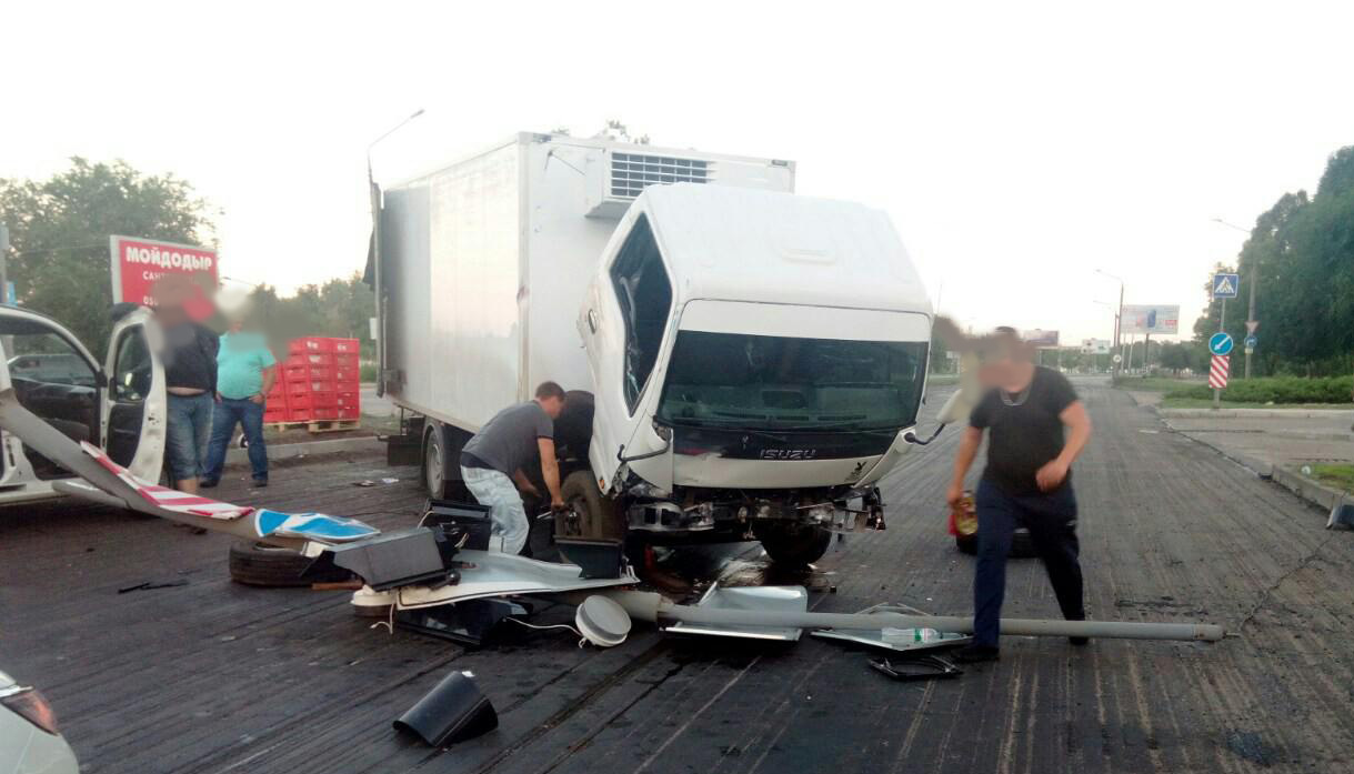 В центре Запорожья грузовик сбил светофор