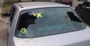 В Энергодаре злоумышленники побили стекла в машине с наклейкой 