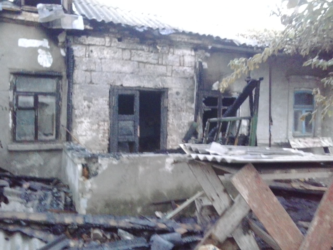 В Бердянске сгорел дом - погибла 40-летняя женщина - ФОТО