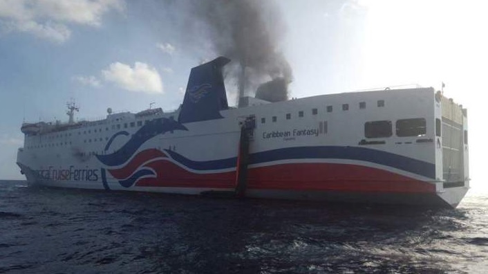 В Карибском море загорелся паром - на борту 512 человек