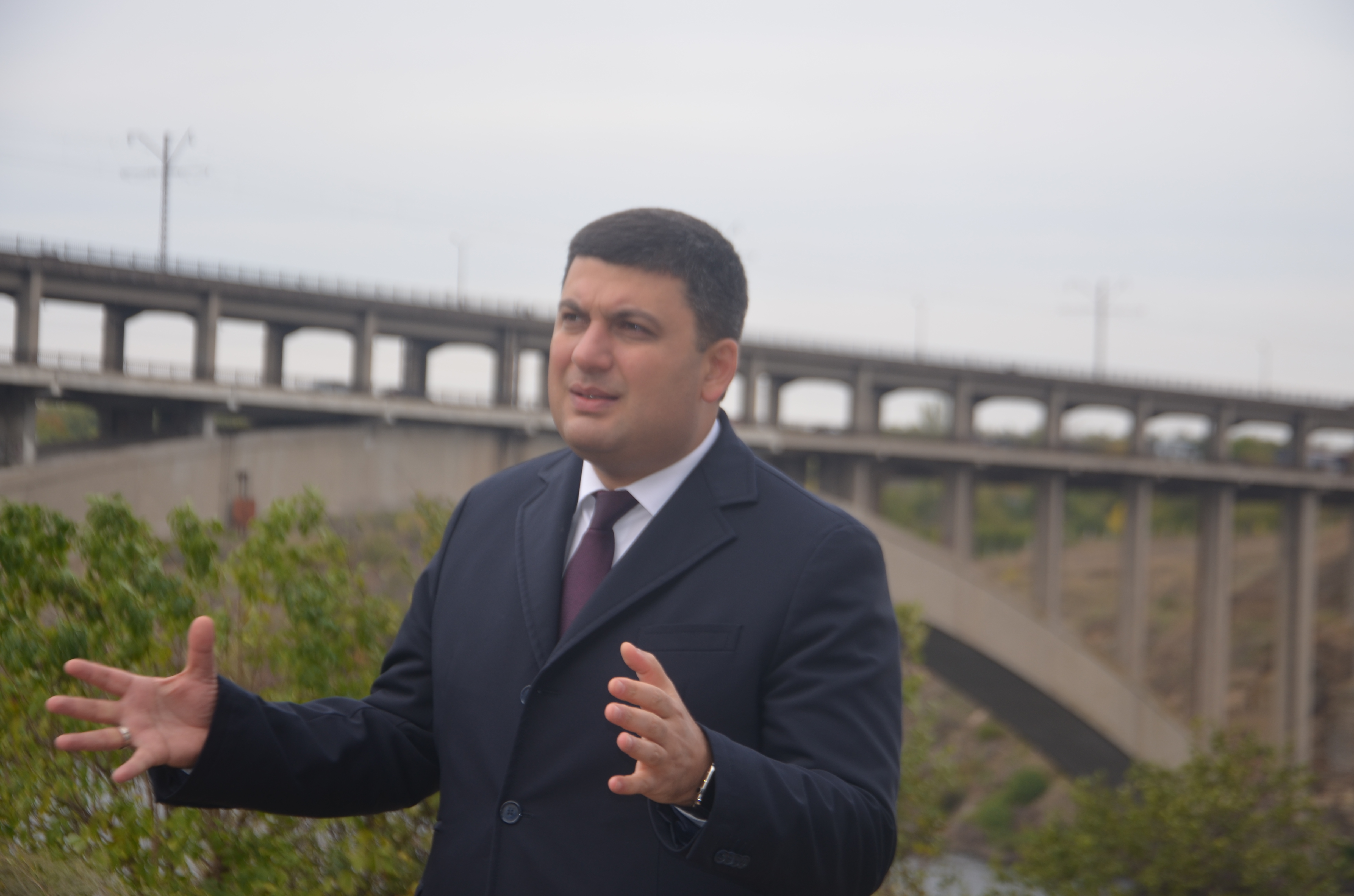 Премьер министр Украины воочию увидел запорожские мосты - фото