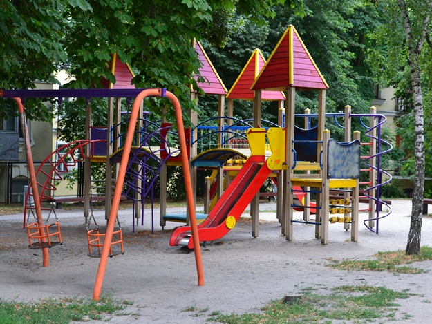 В Коммунарском районе установят детские площадки на миллион гривен - карта