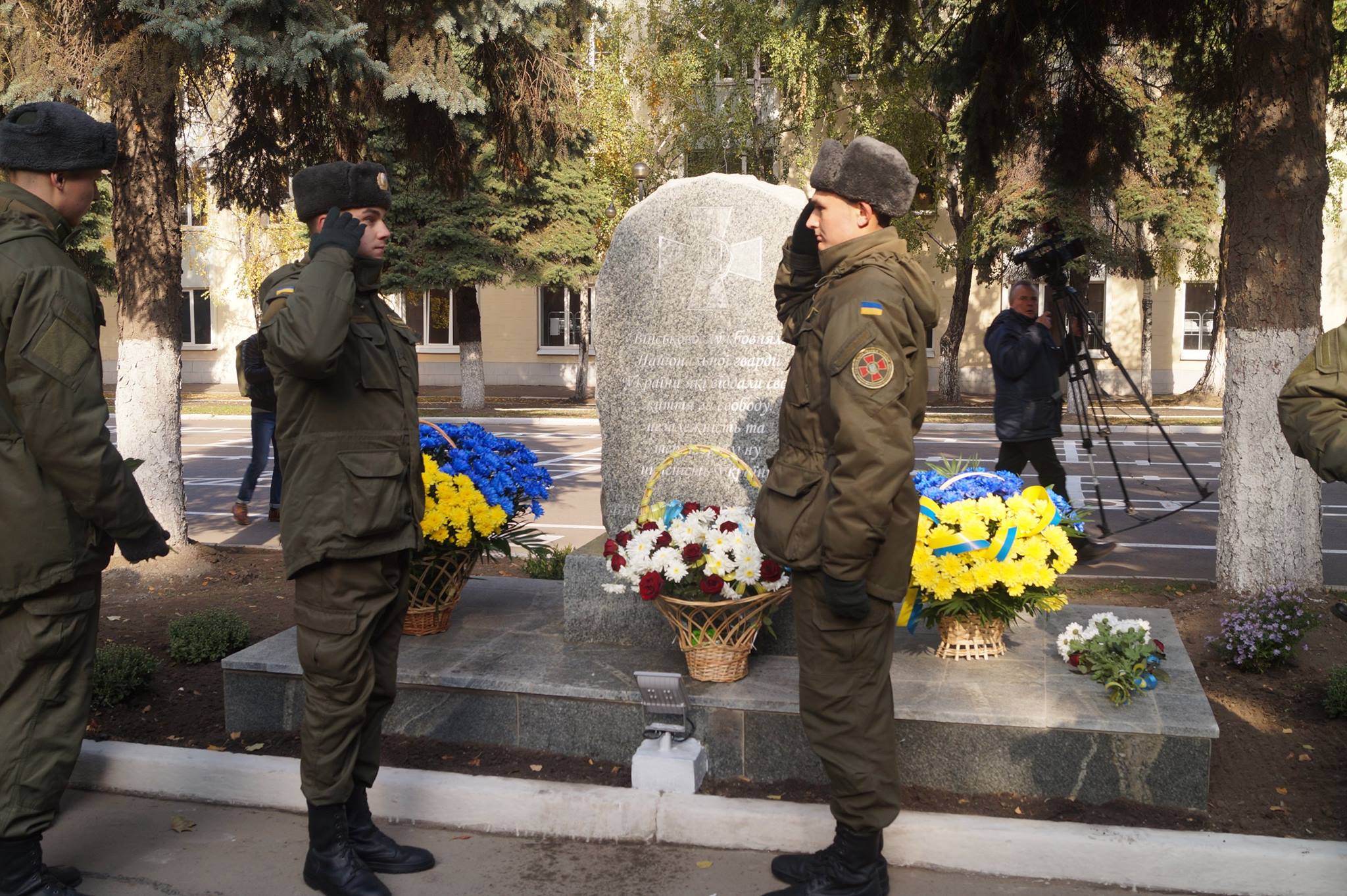 В Запорожье установили памятный знак погибшим нацгвардейцам - фото