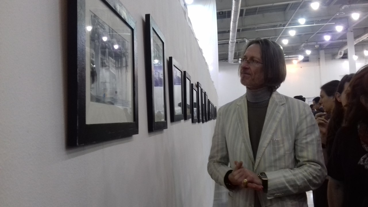 В Запорожье французкий художник открыл свою фотовыставку о Майдане