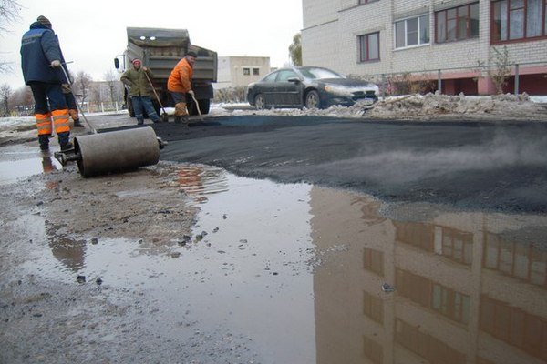 Запорожские коммунальщики считают, что асфальт лучше укладывается в дождь - ВИДЕО