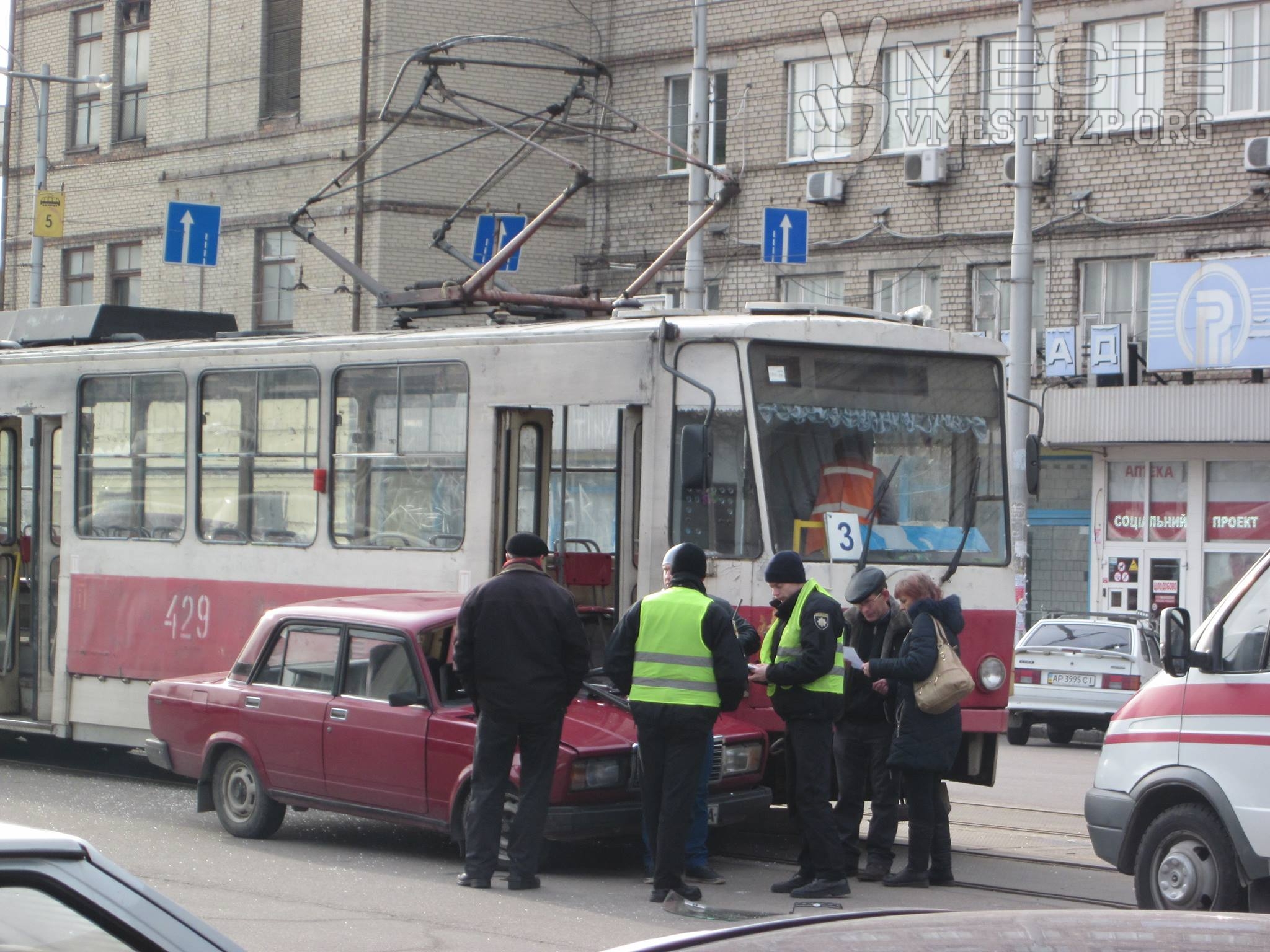 В Запорожье в трамвай снова врезалась легковушка: есть пострадавший - ФОТО