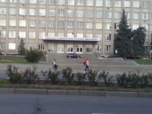 Так около Запорожской областной библиотеки еще никто не парковался - фото