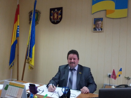 Глава Акимовского районного совета задекларировал 3 земельных участка, два дома и три автомобиля