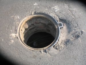 В Запорожье ребенок провалился в открытый канализационный люк