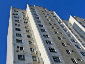 В Запорожье ночью женщина выпала с третьего этажа