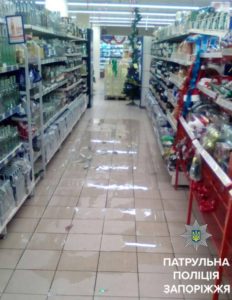 В Запорожье покупатель разгромил супермаркет - ФОТО