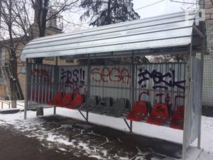 В Запорожье вандалы испортили автобусную остановку - ФОТО