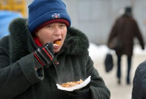 В Запорожье бездомных накормят на 100 тысяч гривен
