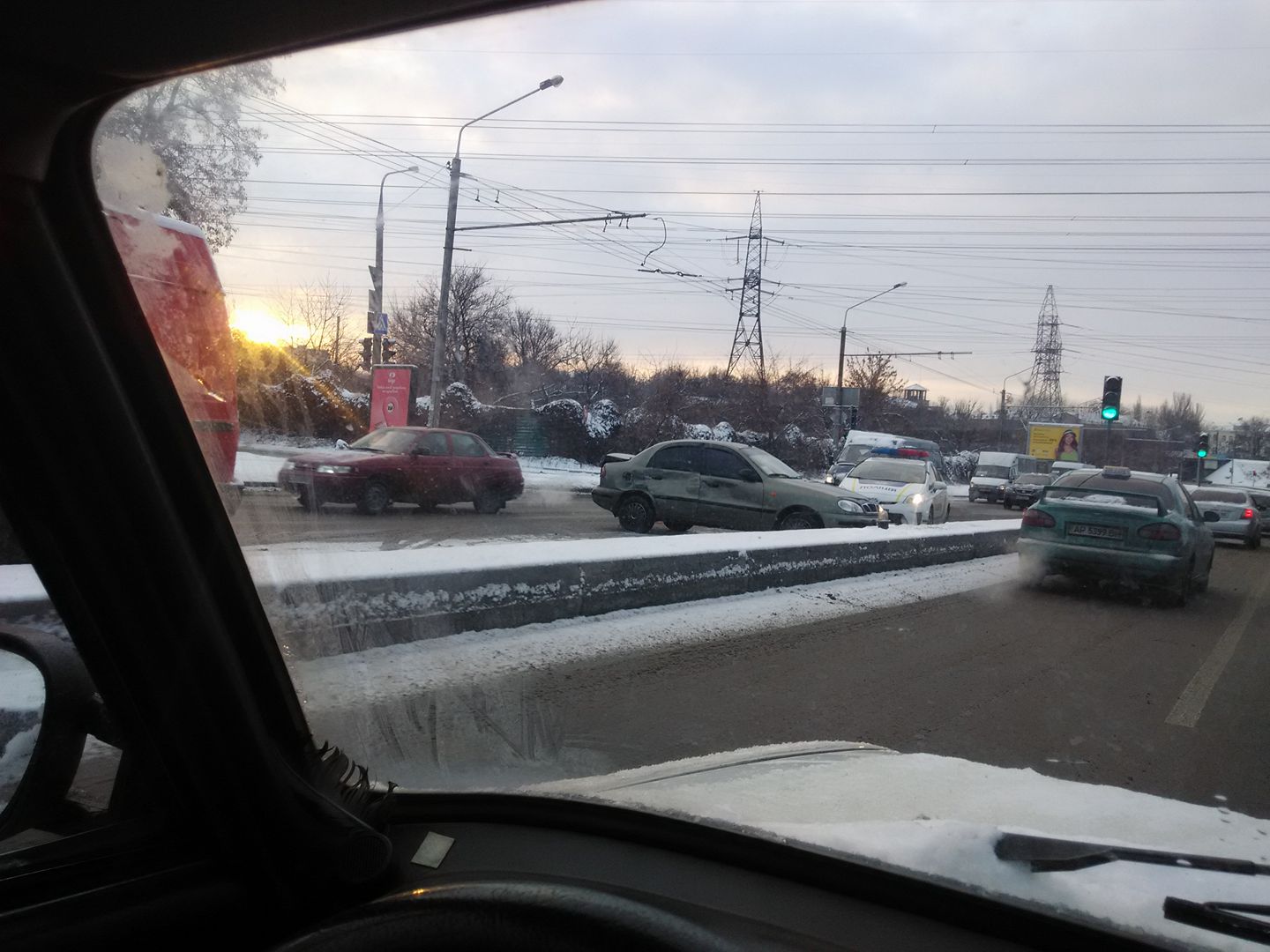В Запорожье автомобиль врезался в бетонный отбойник - ФОТО