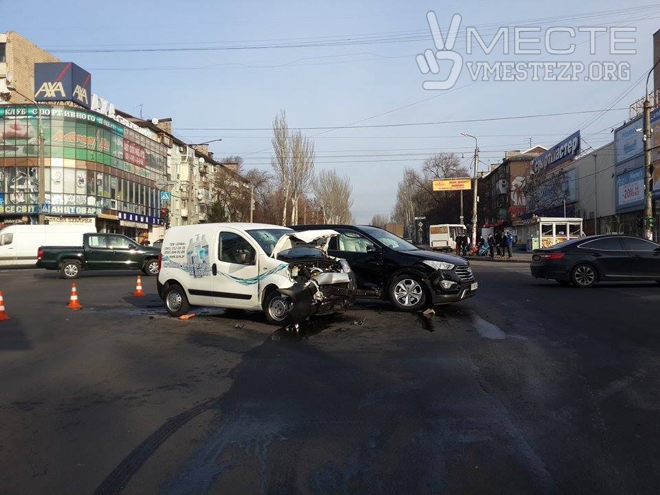 В центре Запорожья произошло ДТП: на перекрестке столкнулись легковушки - ФОТО