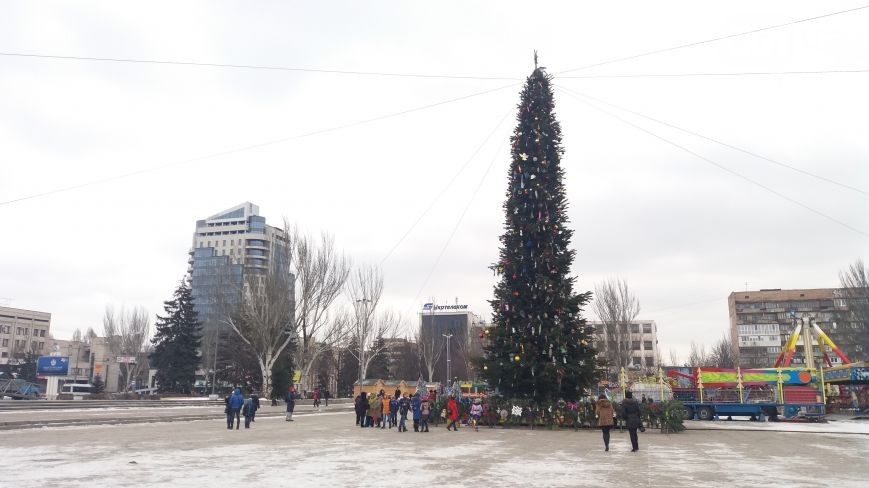 Площадь Фестивальная почти готова к открытию областной елки - ФОТО