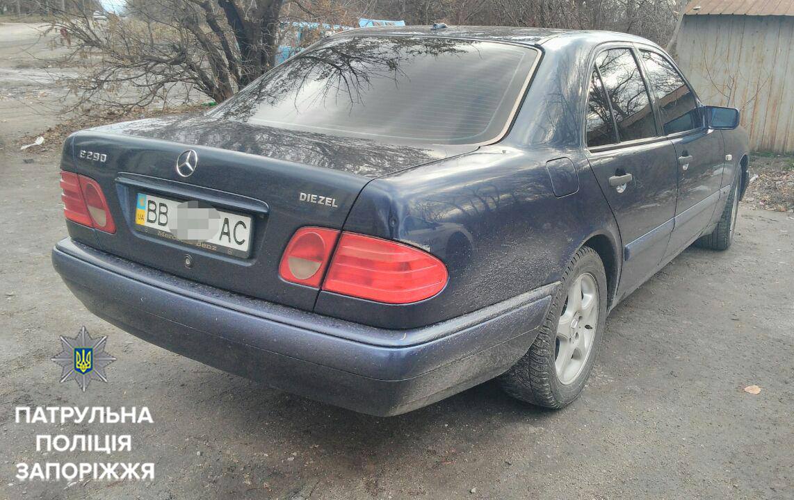 Запорожские патрульные нашли два угнанных автомобиля - ФОТО