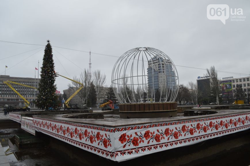 В центре Запорожья нарядили новогоднюю елку и установили огромный шар - ФОТО