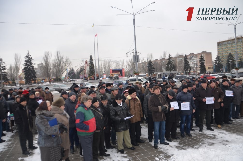Запорожские ветераны и пенсионеры МВД собрались на митинг с требованием уволить Авакова - ФОТО