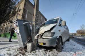 В Запорожье маршрутка с пассажирами врезалась в столб: есть пострадавшие - ФОТО