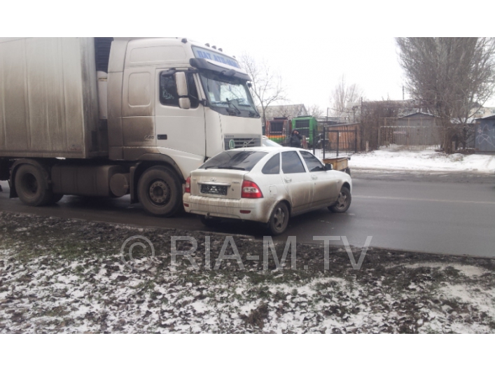 В Запорожской области грузовик снес легковушку и протащил ее несколько метров - ФОТО