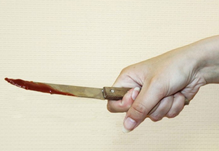 В Запорожье женщина изрезала ножом иностранца и его подругу