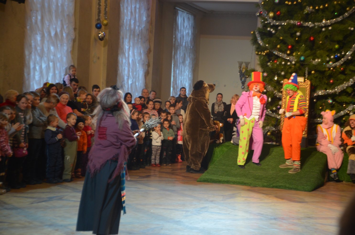 Маленькие запорожцы посетили новогоднее представление в театре Магара - ФОТО