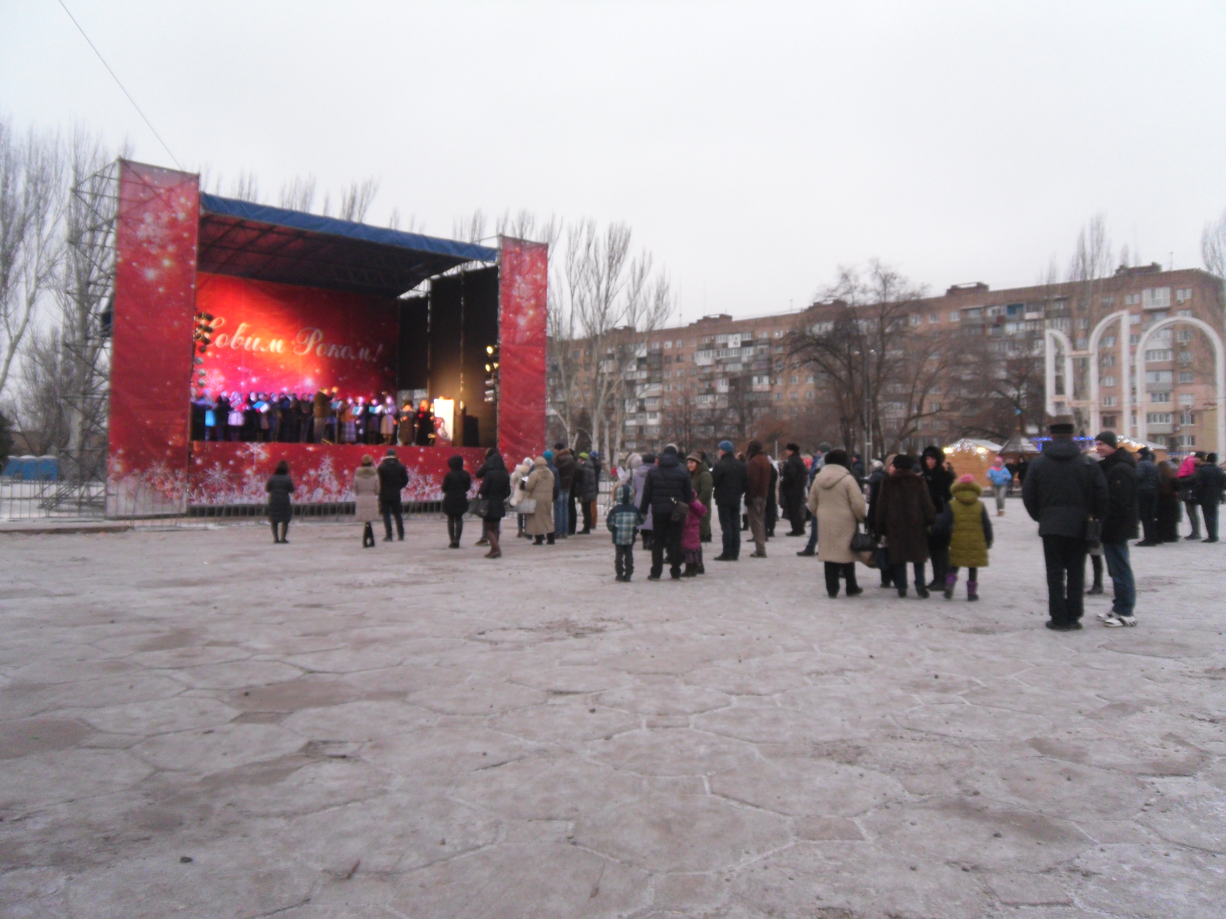 Мишура, бутылки и мусор: как выглядят главные площади Запорожья после новогодних гуляний - ФОТО
