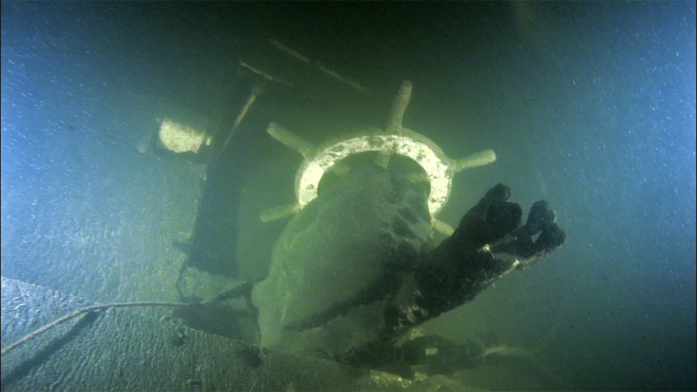 Запорожский дайвер обнаружил на дне водохранилища затонувшее парусное судно - ВИДЕО