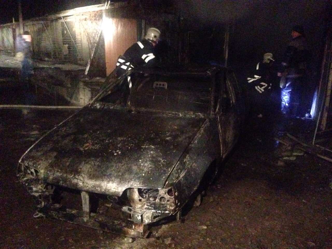 В Запорожской области в гараже сгорел автомобиль - ФОТО