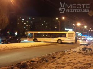 В Запорожье автобус застрял поперек дороги - ФОТО