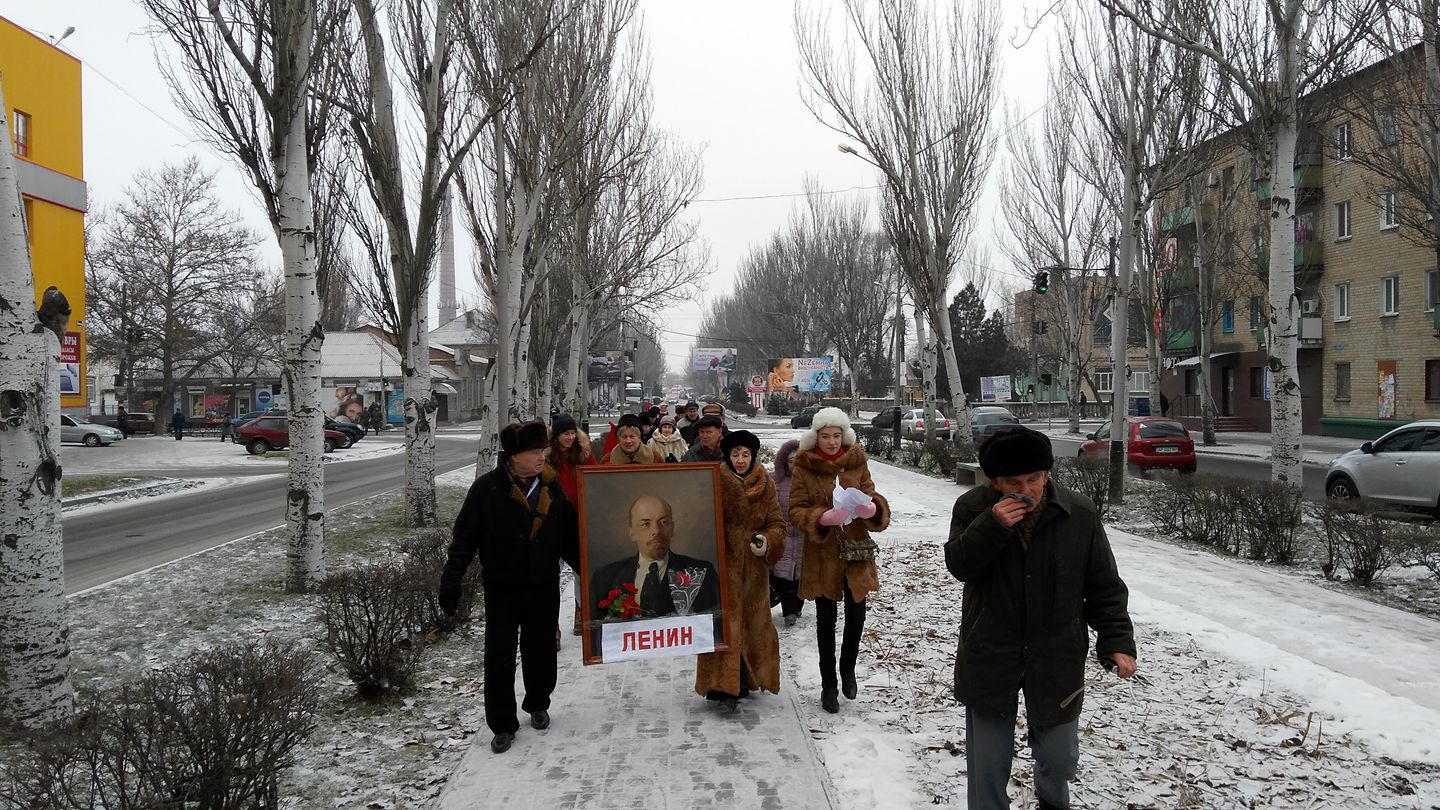 В Запорожской области устроили шествие с портретом Ленина - ФОТО
